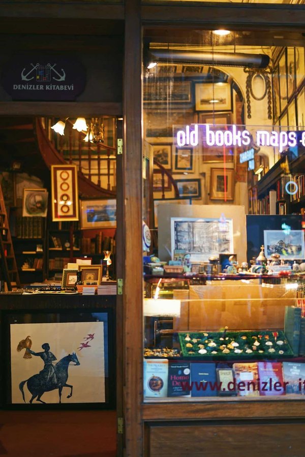 Comment développer une stratégie de marketing digital pour une petite librairie locale?