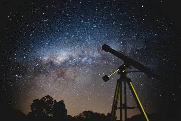 Comment développer un programme d'initiation à l'astronomie pour les enfants des écoles primaires?